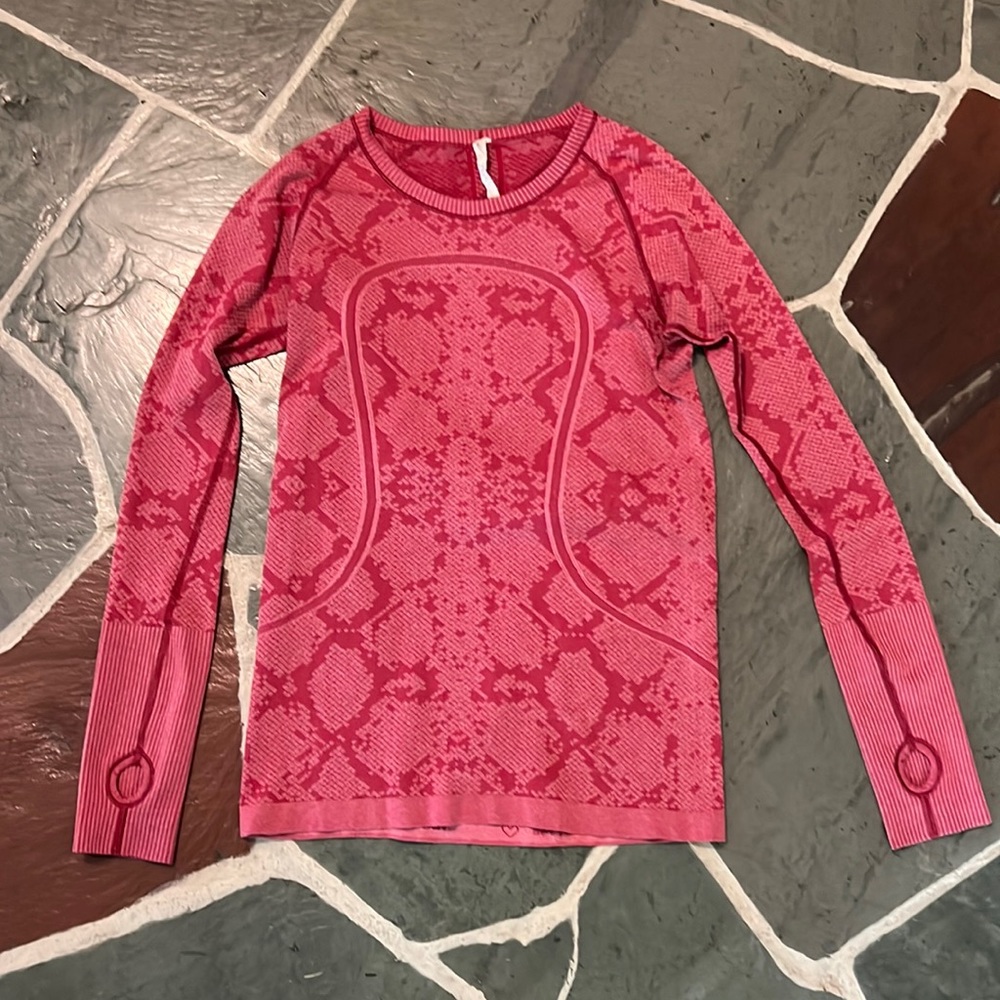 Lululemon Swiftly Tech Long Sleeve cranberry/pink Snakeskin Print- size 8